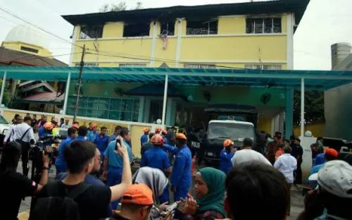 Reportan 24 muertos y 4 heridos en incendio de escuela en Malasia