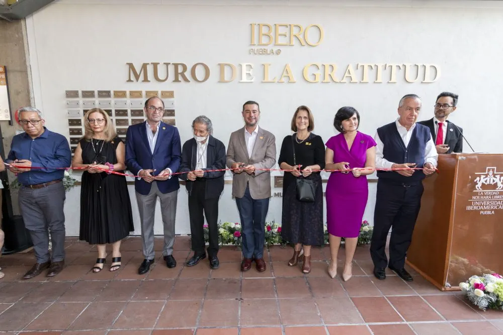 IBERO Puebla devela Muro de la Gratitud a donantes para becas