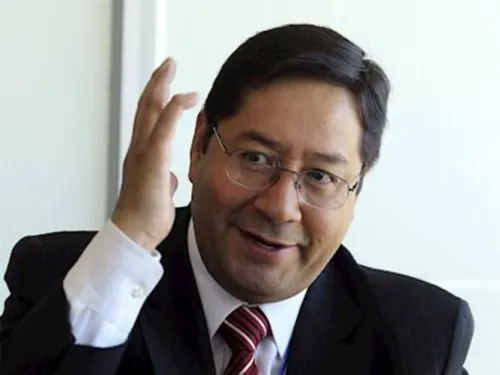 Exministro de Economía de Evo parte a México al exilio político