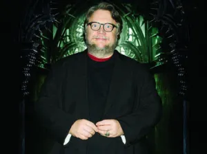 Guillermo del Toro en tono escarlata