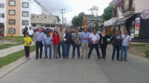 Priistas de Teziutlán forman cadena humana para evitar mapache sea detenido