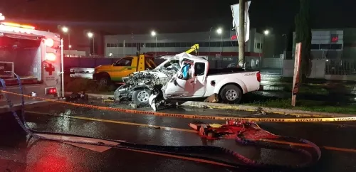 Dos muertos y un herido deja choque frontal en el Periférico