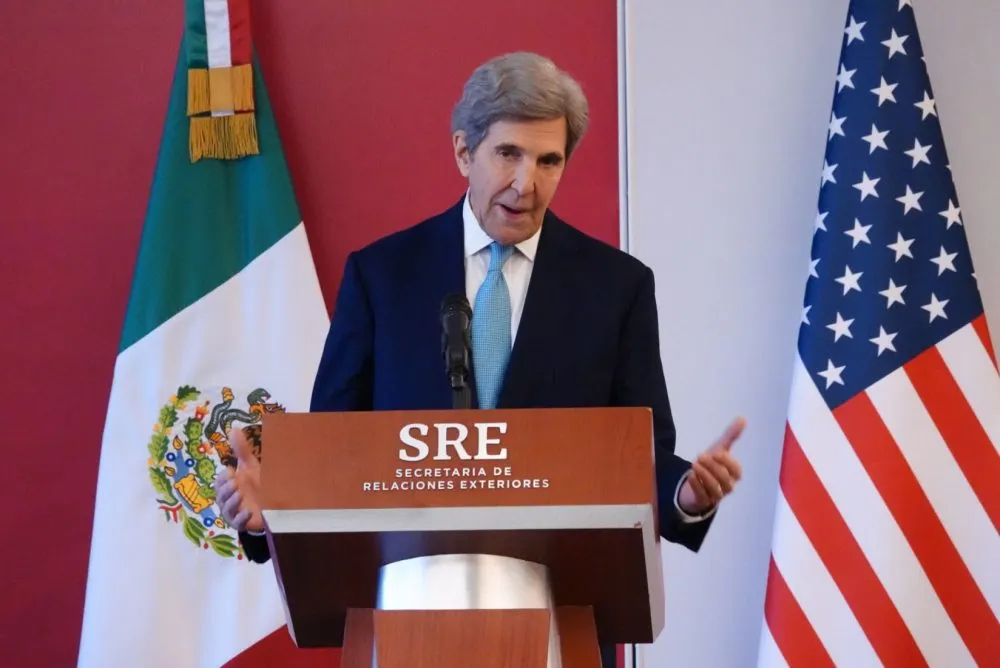 AMLO y John Kerry acuerdan creación de grupo para energías limpias