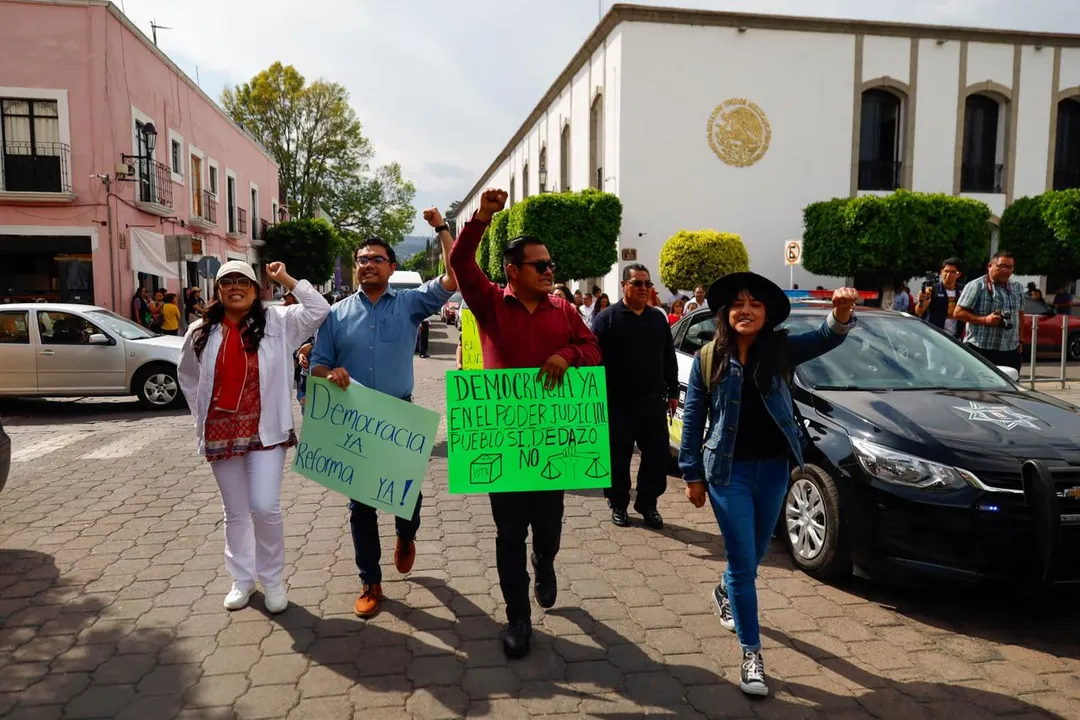 Jóvenes universitarios apoyan la reforma al Poder Judicial propuesta por López Obrador