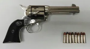 Detienen a 3 personas en posesión de arma de fuego