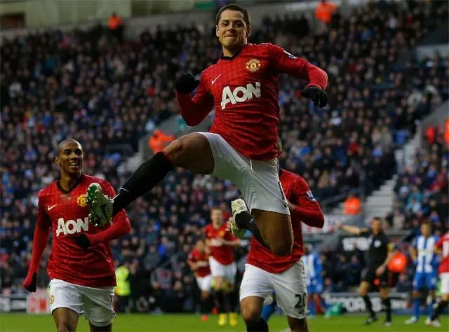 Chicharito quiere ser titular; anota doblete contra Wigan