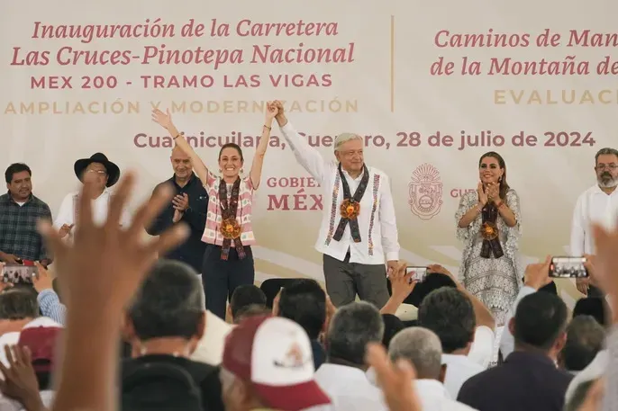 Vamos a seguir construyendo caminos artesanales para mejorar la comunicación en Guerrero: Sheinbaum