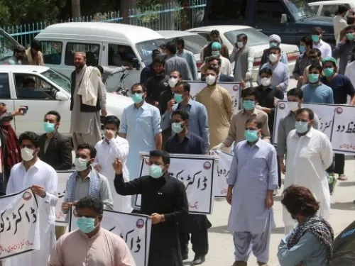 Médicos realizan huelga de hambre en Pakistán por falta de equipo