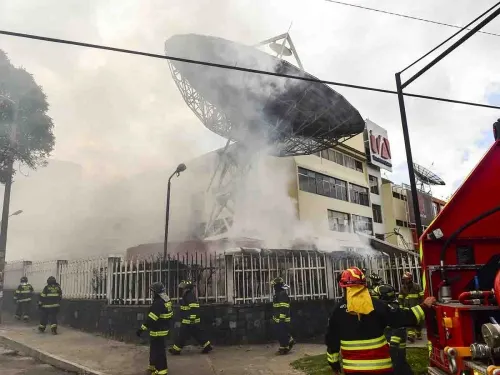 Manifestantes atacan televisora y periódico en Quito, Ecuador