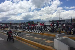 Maestros disidentes dan paso libre en la caseta de San Marcos