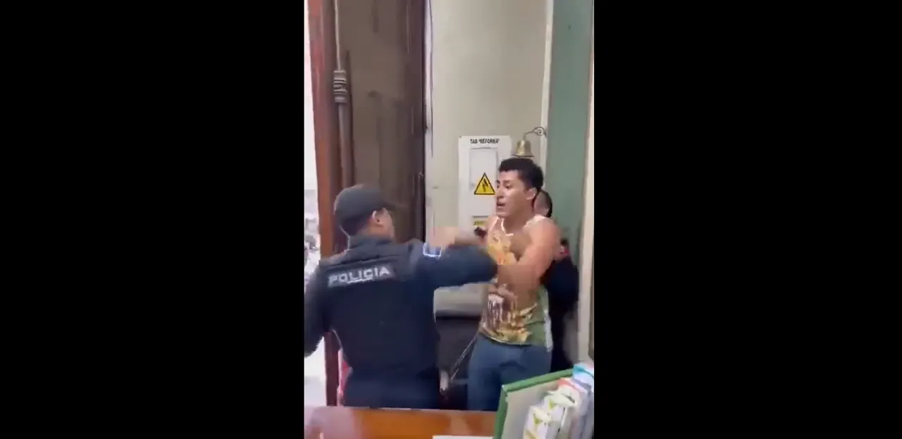 policía intenta detener a estudiante