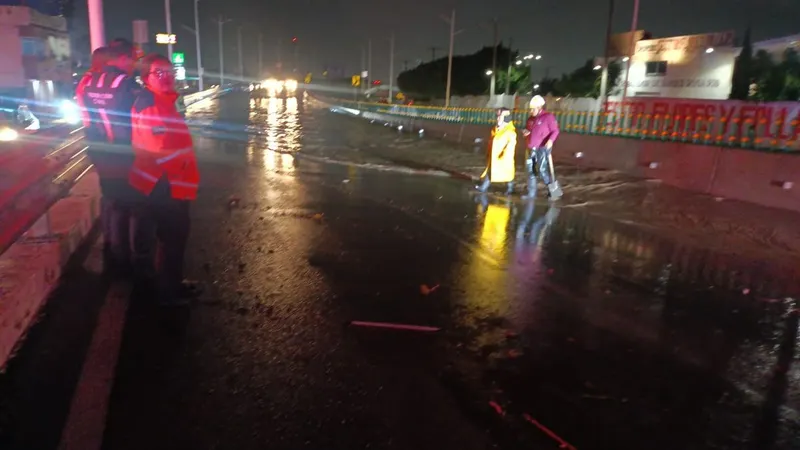 inundacion-puente-vehicular-via-corta-a-santa-ana