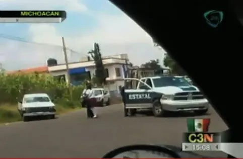 Captan en video extorsión de policías a estudiante del Conalep