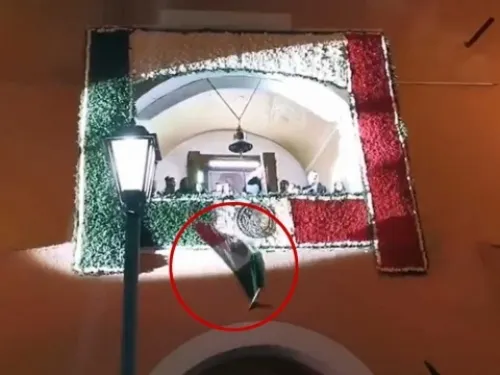 En pleno Grito a edil se le cae la Bandera nacional