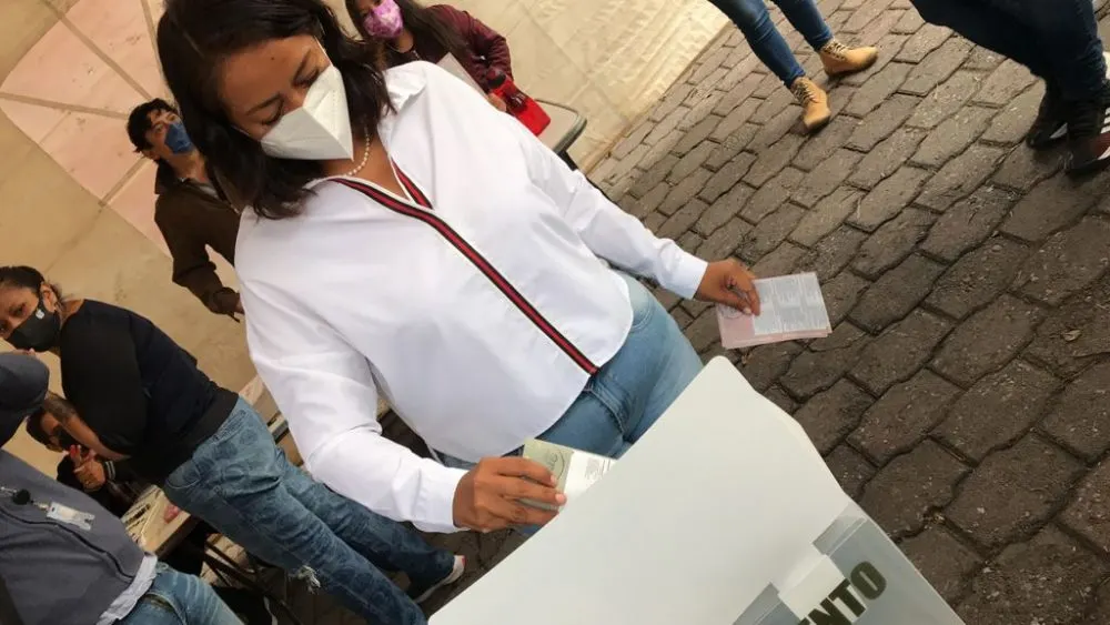 Emite su voto en Atlixco Ariadna Ayala Camarillo