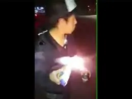 Joven lanza cohetón a una gasolinera
