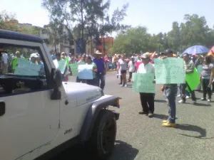 Liberan bloqueos carreteros en Michoacán