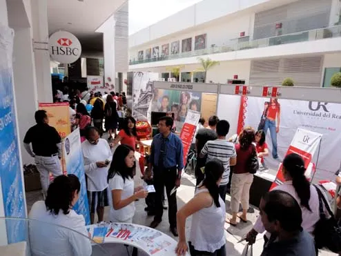 BUAP presenta oferta educativa ante cientos de jóvenes