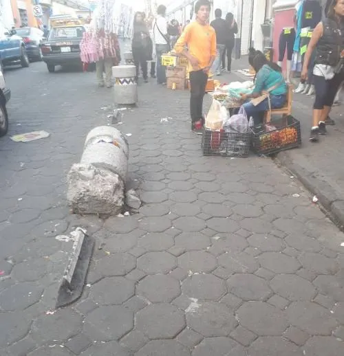 Ambulantes se apoderan de la ciclovía de la 5 Norte; las calles huelen mal y parecen olas