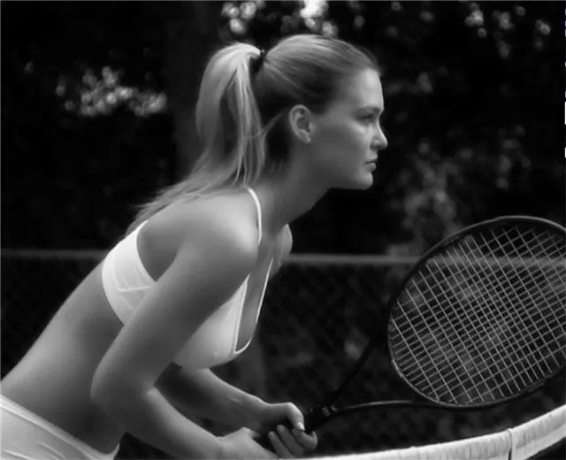 Bar Refaeli lanza su línea de ropa