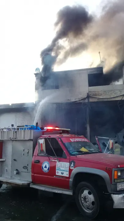 Se incendia bodega en la Central de abasto de Huixcolotla