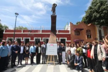 Develan placa y escultura conmemorativa a familias de migrantes, en Barrio de Analco