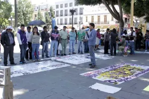Jóvenes del FEET denuncian desalojo por granaderos en la medianoche