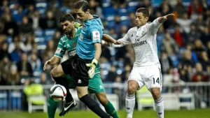 Destaca Javier Hernández en paliza del Madrid al Cornellá