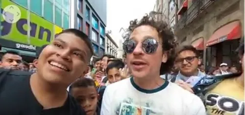 En video de LuisitoComunica, descubren a sujeto que grabó debajo de falda de joven