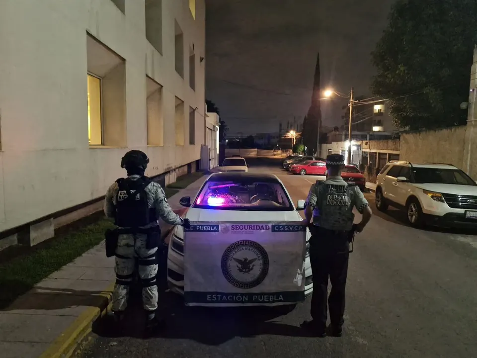 Aseguran patrulla falsa en la Puebla-Orizaba; hay un detenido