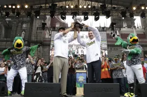 Pericos de Puebla celebran triunfo con el gobernador