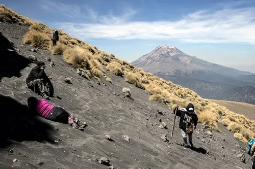 Ofrecen a turistas escalar el Popocatépetl hasta por 200 dólares