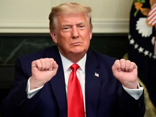 ‘Fue un fraude total’, se aferra Trump al reaparecer en medios