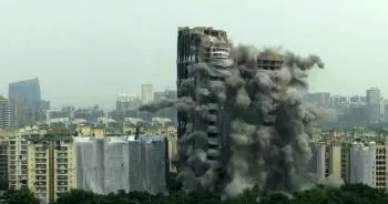En la India, torres gemelas de Noida son demolidas por ser construidas de manera ilegal