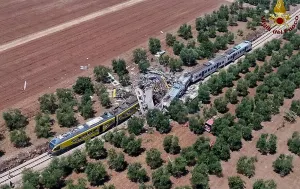 Colisionan de frente dos trenes en Italia; al menos 20 muertos