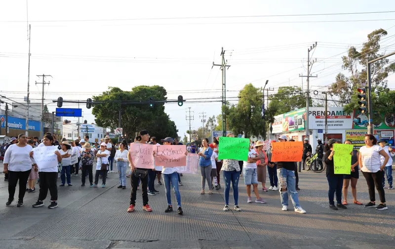 Vecinos de la colonia Universidades bloquean bulevar Valsequillo y exigen seguridad tras ataque a joven