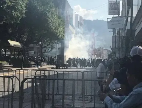 Manifestantes y policías se enfrentan en Tuxtla Gutiérrez, Chiapas