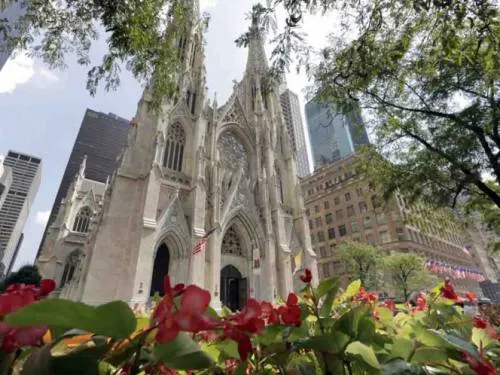 Detienen a hombre en catedral de NY con botes de gasolina