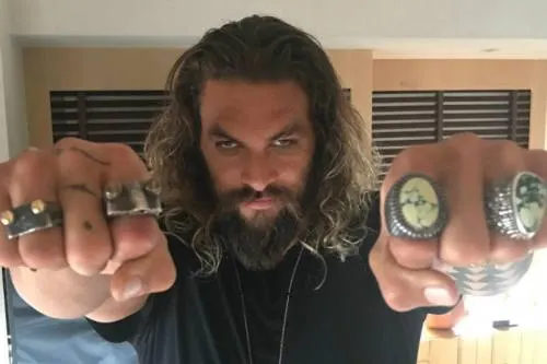 Critican a Jason Momoa por tocar a su hija en premier de Aquaman