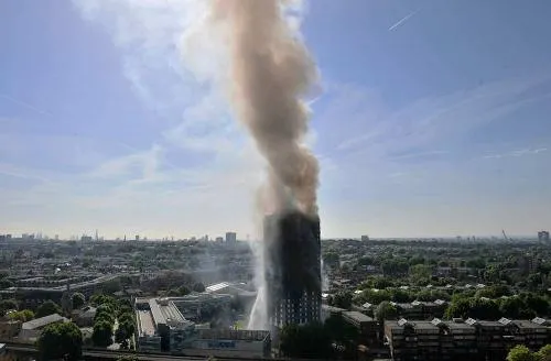 Suman 6 muertos y más de 70 heridos por incendio en edificio de Londres