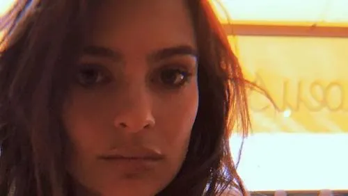 Emily Ratajkowski prende las redes con foto sin ropa
