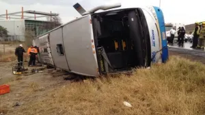 Autobús se volcó en la carretera Amozoc-Cuapiaxtla