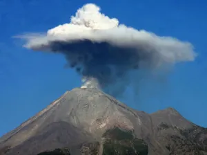 Volcán deColima ‘despierta’ con fumarola de dos kilómetros