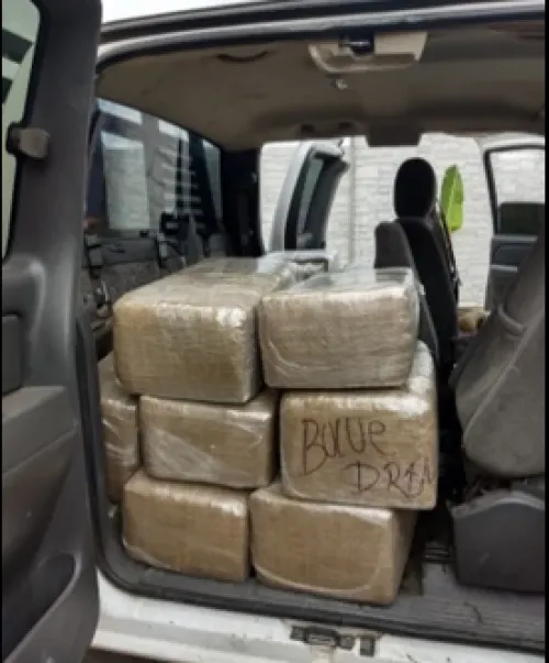 Policía Estatal aseguró una camioneta que transportaba droga