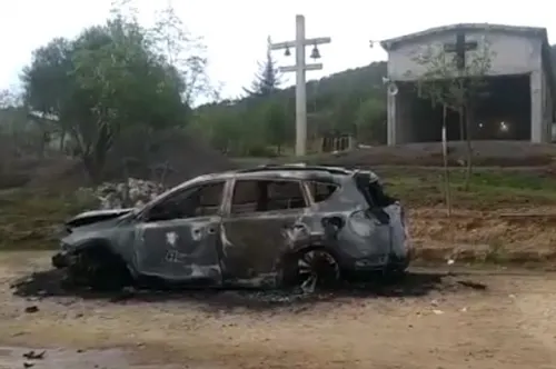 Queman camioneta y casi linchan a mujer en Amozoc