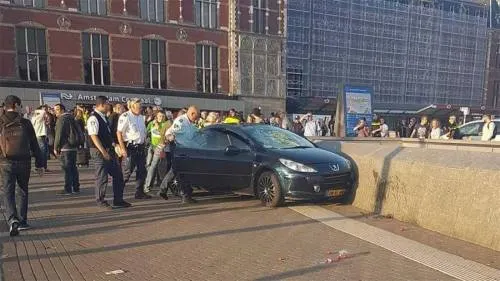 Auto embiste a varias personas en Ámsterdam; al menos 5 heridos