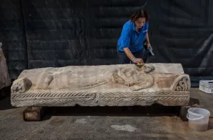 Descubren sarcófago de mil 800 años