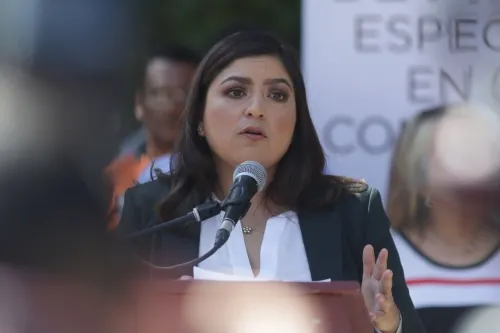 Recibe Claudia Rivera en palacio a trabajadores del plantón tras ser perseguida en el zócalo