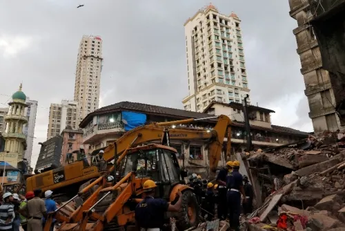 Al menos 90 personas estarían atrapadas bajo escombros tras derrumbe de edificio en Mumbái