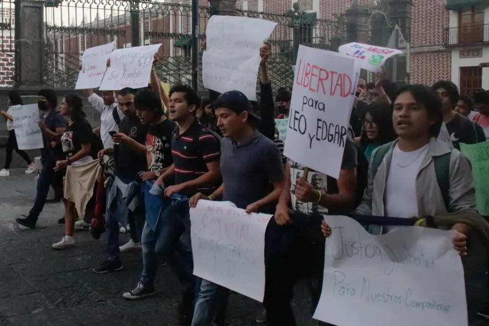 Se manifiestan estudiantes de la BUAP y exigen liberación de compañeros detenidos por robar un OXXO